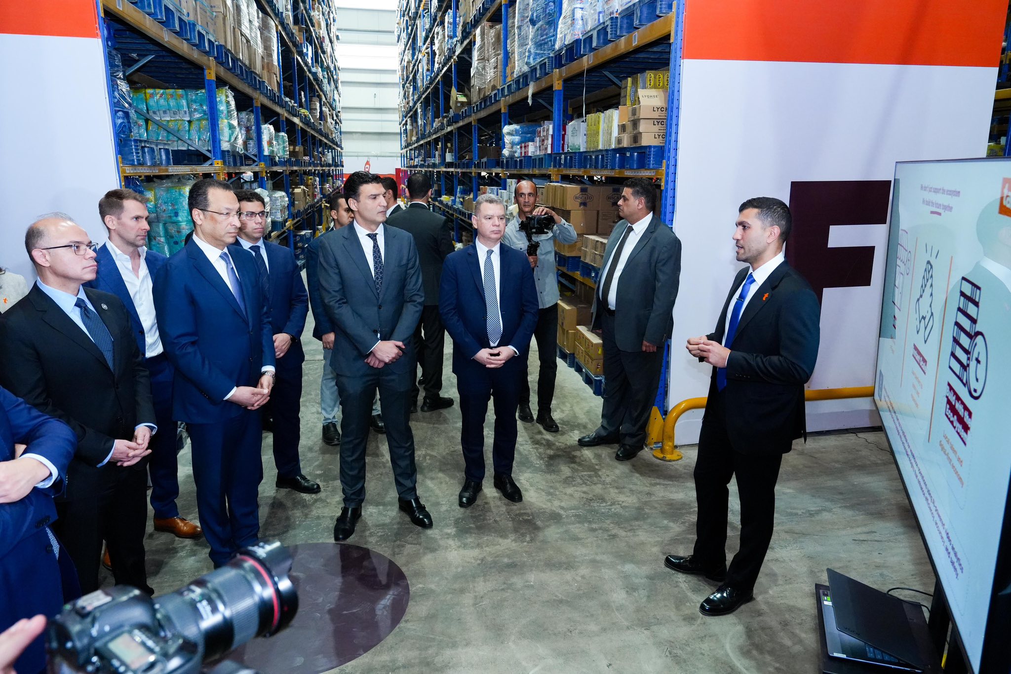 وزير الاستثمار يستمع لشرح عن المركز وزير الاستثمار يستمع لشرح عن المركز